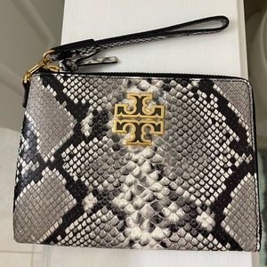 NWT Tory Burch snakeprint zip wristlet